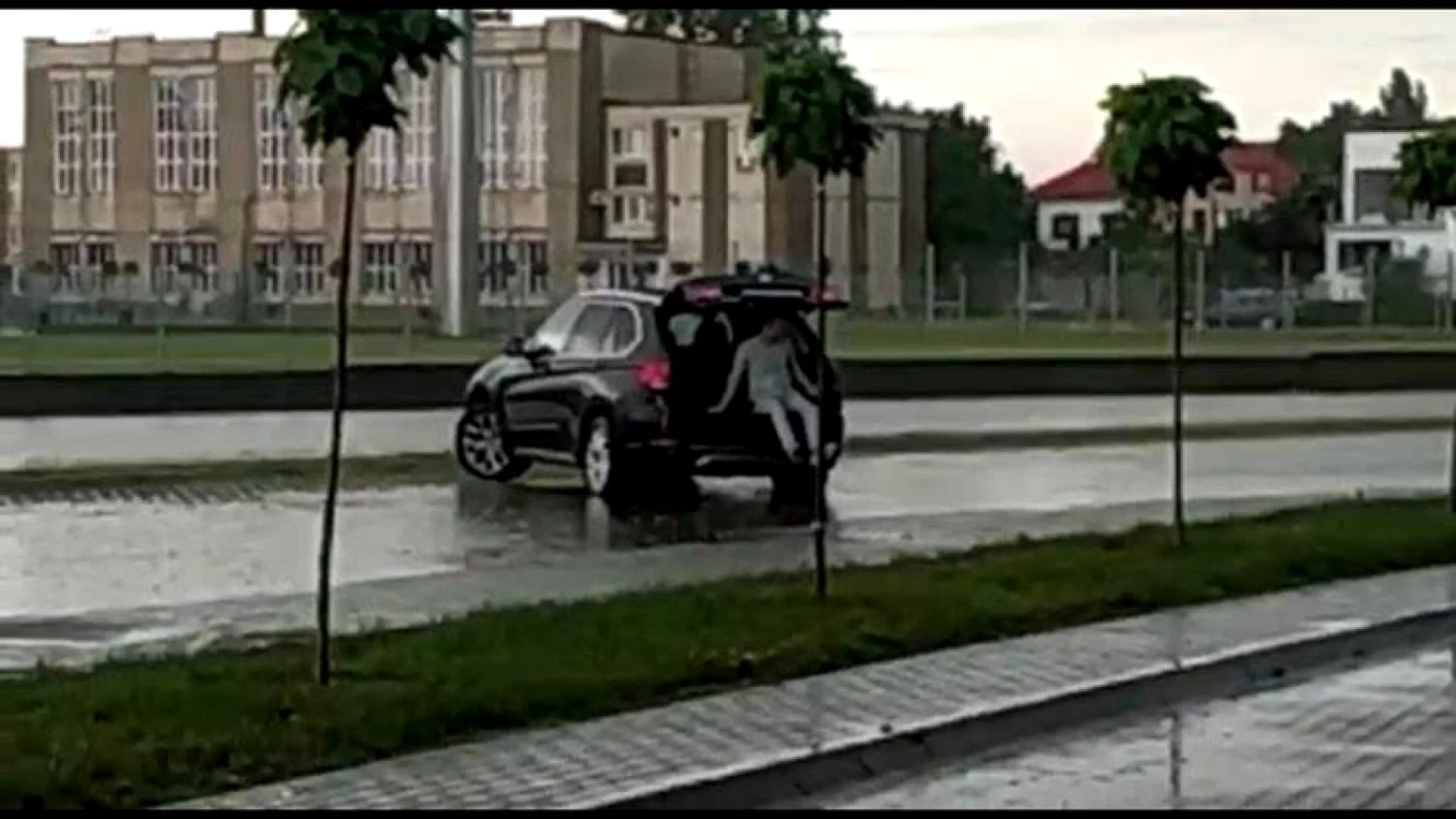 Consilierul  Cosmin Teodorescu, în portbagajul colegului Marian Vasile CAPTURĂ VIDEO