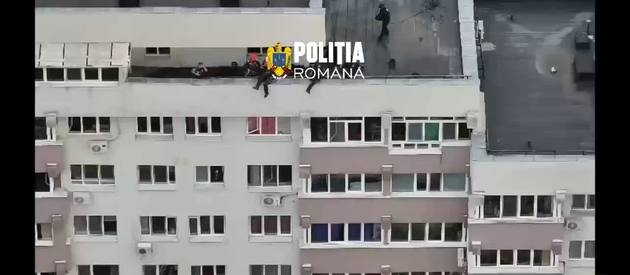 Intervenție riscantă în București. Femeie care amenința că își va face rău, salvată după ce mascații au spart ușa, iar alpiniștii au intrat pe geam