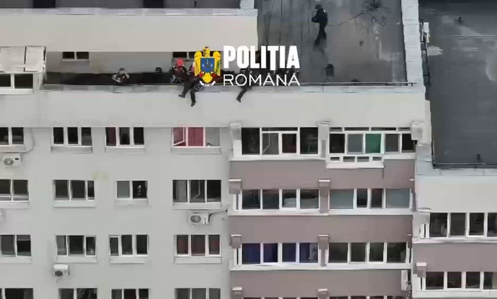 Intervenție riscantă în București. Femeie care amenința că își va face rău, salvată după ce mascații au spart ușa, iar alpiniștii au intrat pe geam
