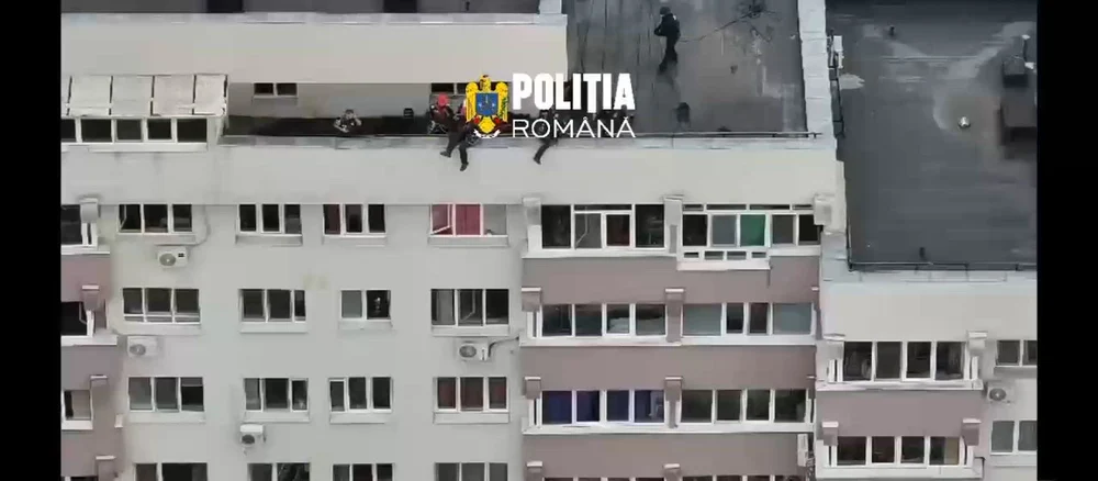 Intervenție riscantă în București. Femeie care amenința că își va face rău, salvată după ce mascații au spart ușa, iar alpiniștii au intrat pe geam