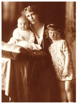 Maria cu Principele Mircea și Principesa Ileana, presupuși ca fiind copiii lui Barbu Știrbei. FOTO: MNIR