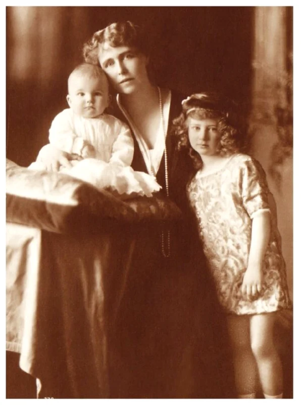 Maria cu Principele Mircea și Principesa Ileana, presupuși ca fiind copiii lui Barbu Știrbei. FOTO: MNIR