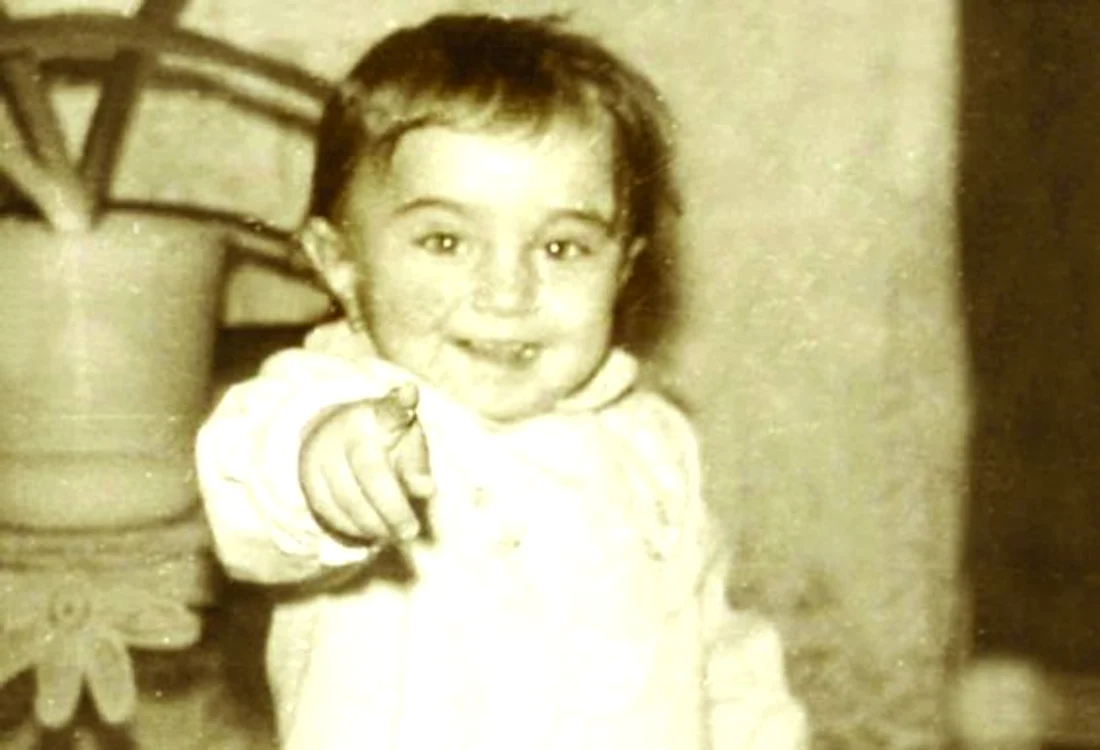 Iată cum arăta “Ade” atunci  când era mică. Era mereu  cu zâmbetul pe buze,  aşa cum este şi în prezent,  în ciuda greutăţilor din viaţa amoroasă...