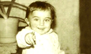 Iată cum arăta “Ade” atunci  când era mică  Era mereu  cu zâmbetul pe buze,  aşa cum este şi în prezent,  în ciuda greutăţilor din viaţa amoroasă    jpeg