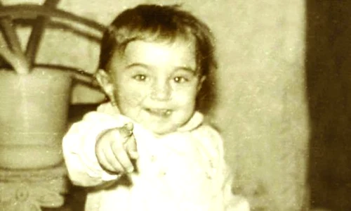 Iată cum arăta “Ade” atunci  când era mică  Era mereu  cu zâmbetul pe buze,  aşa cum este şi în prezent,  în ciuda greutăţilor din viaţa amoroasă    jpeg