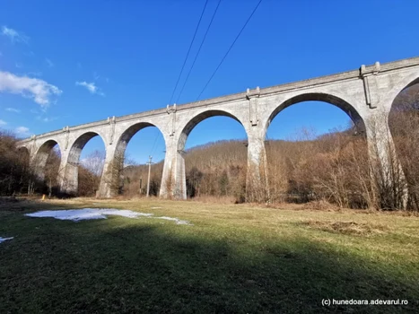 viaduct feroviar la intrarea in brad foto daniel guta adevarul 