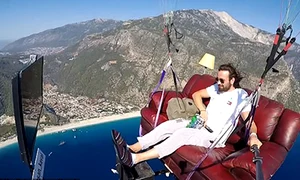     să îşi ia zborul deasupra golfului din Oludeniz jpeg