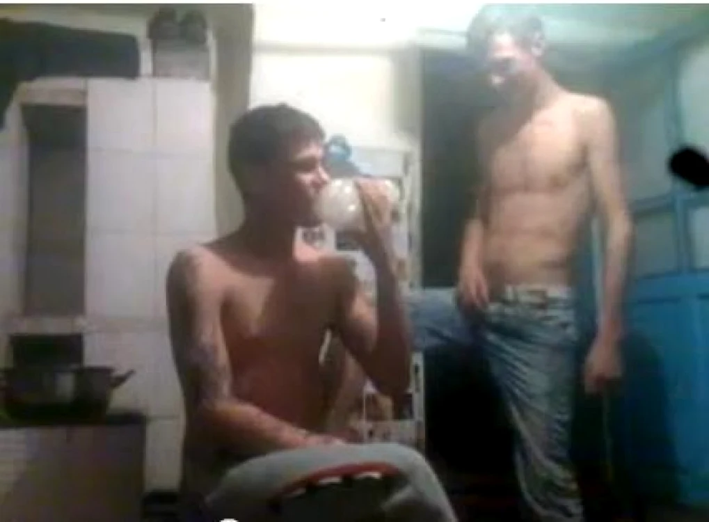 Tinerii s-au filmat în timp ce fumau dintr-o pipă improvizată dintr-un bidon de plastic. FOTO: Captură YouTube