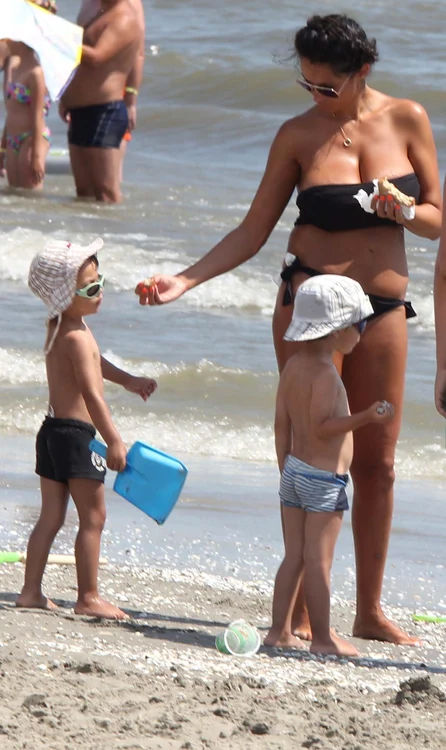 Mămică de patru copii, bruneta şi-a petrecut sejurul cu şerveţele la slip şi sandvişuri în mâini pentru guriţele flămândefoto: CAPS