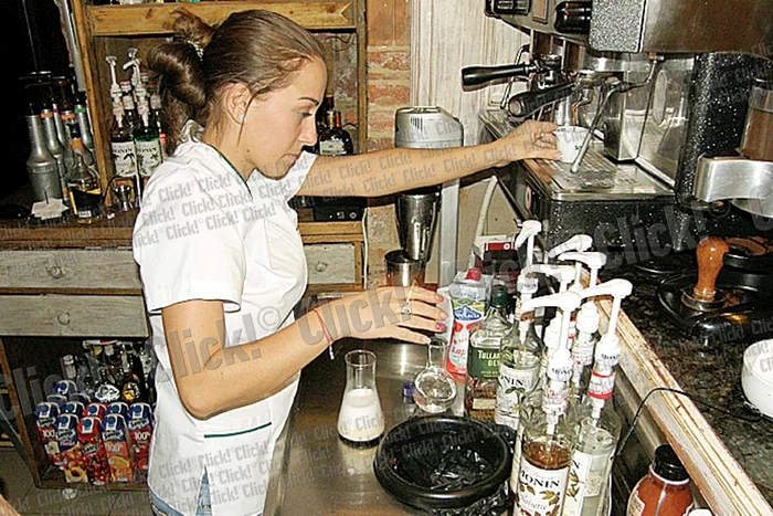 Toate băuturile  sunt servite  în eprubete (FOTOGRAFII: SIMONA SUCIU)