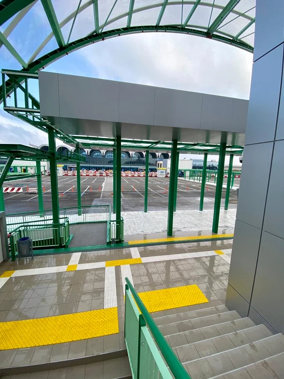 Stația de tren se află la câteva sute de metri distanță de Terminalul Sosiri