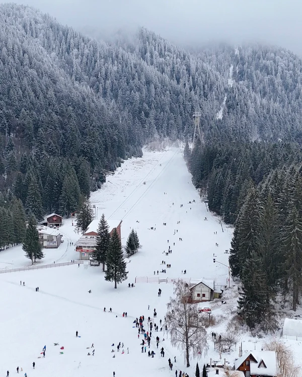Sezonul de schi s-a deschis, în Poiana Brașov Foto: Facebook 