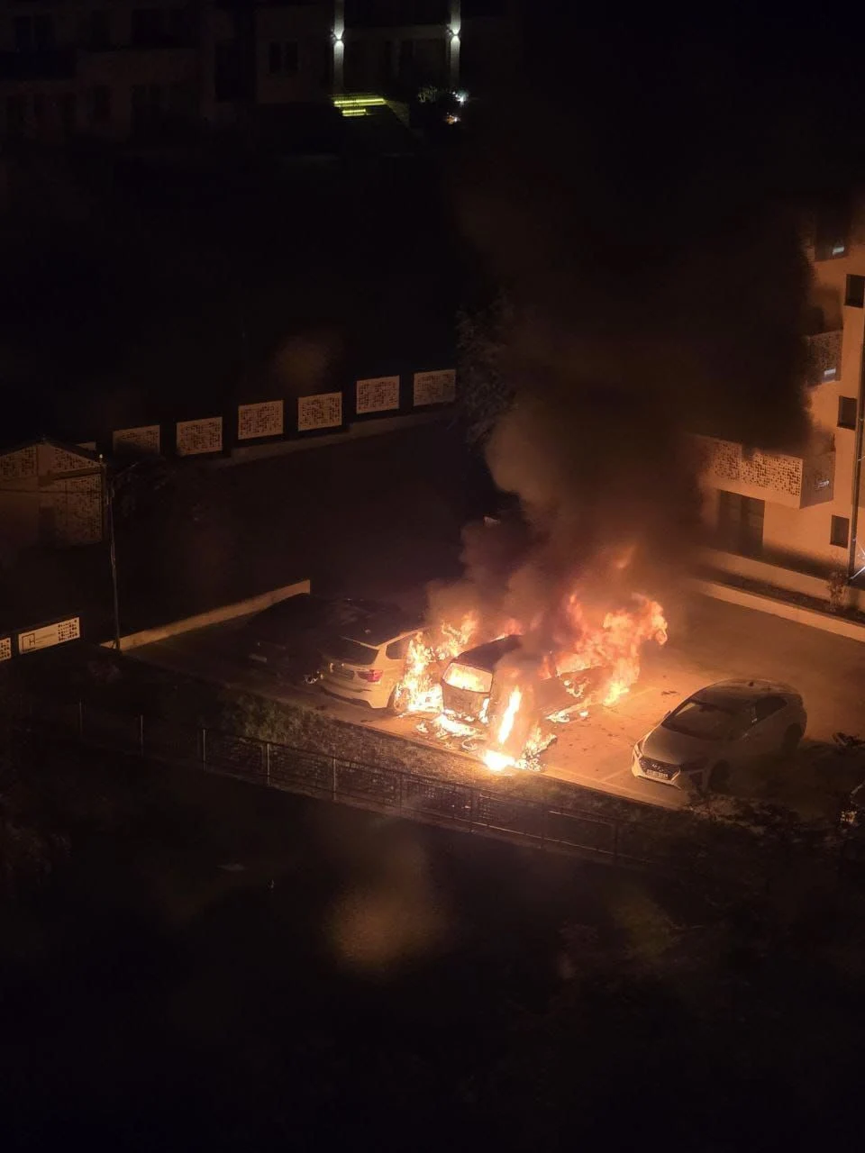 Doi bărbați din Iași, arestați preventiv după ce au incendiat mai multe vehicule din răzbunare