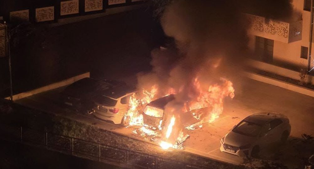 Doi bărbați din Iași, arestați preventiv după ce au incendiat mai multe vehicule din răzbunare