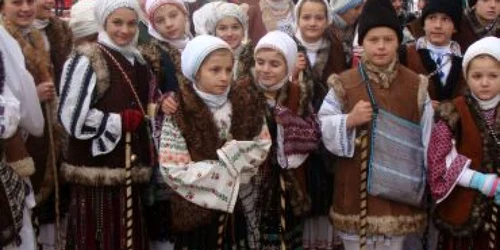Târgu-Jiu: În unele sate, colindătorii se îmbracă în costume populare