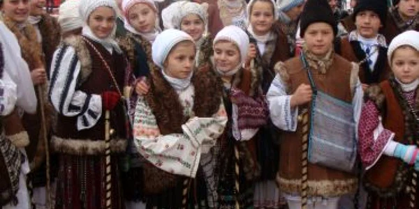 Târgu-Jiu: În unele sate, colindătorii se îmbracă în costume populare