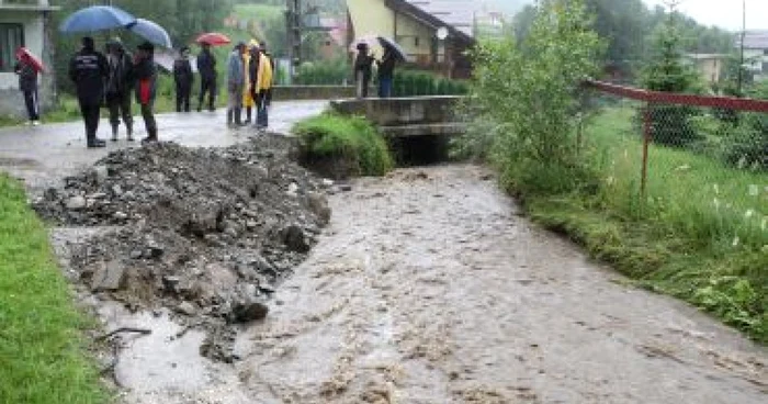 Braşov: Gospodării inundate în Zărneşti