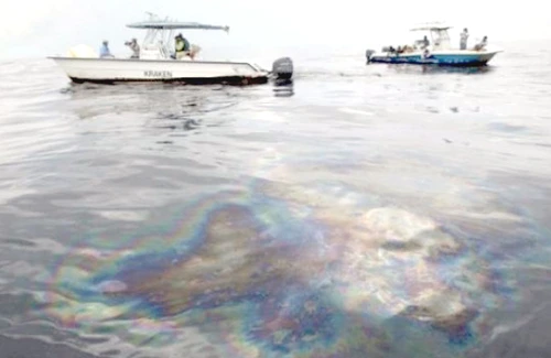 În Mamaia au apărut pete de petrol