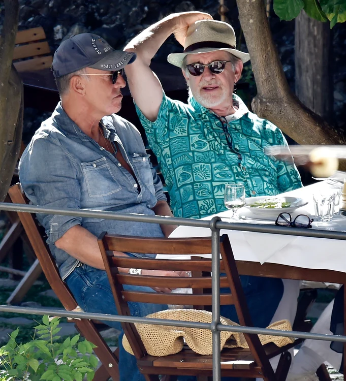 Steven Spielberg (dreapta) şi prietenul său, Bruce Springteen (stânga), la un pahar de vorbă, şi nu numai, în Portofino