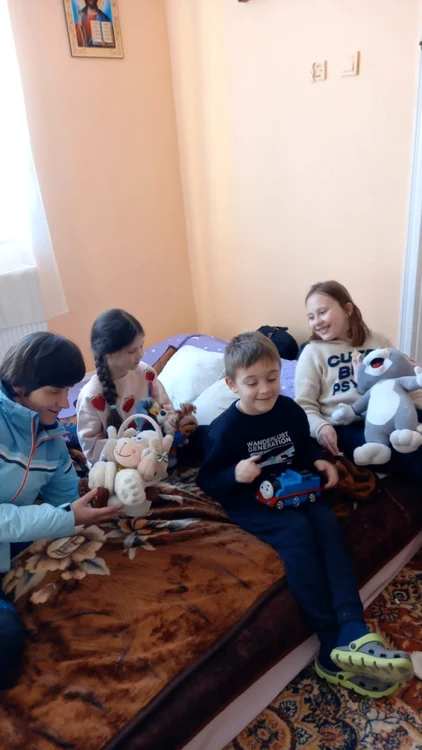 Elena (stânga)  s-a jucat ore în şir cu copiii refugiaţilor şi le-a dăruit jucării şi dulciuri. FOTO Tessa Dunlop