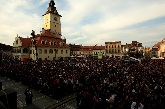 Piaţa Sfatului este unul dintre cele mai importante obiective turistice ale Braşovului