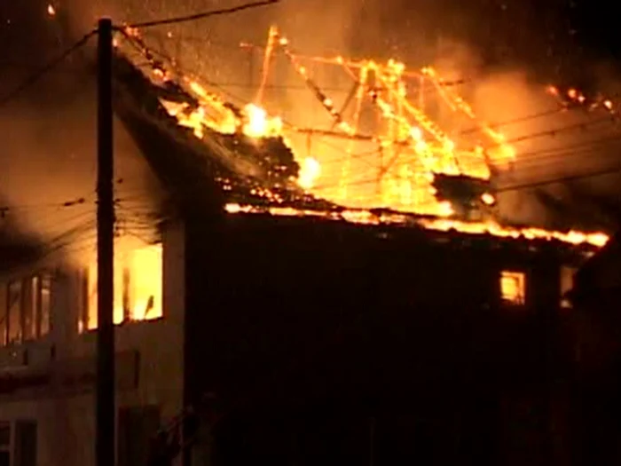 
    Trei detașamente de pompieri, dar și localnici s-au luptat cu flăcările (foto:newscluj.ro)  