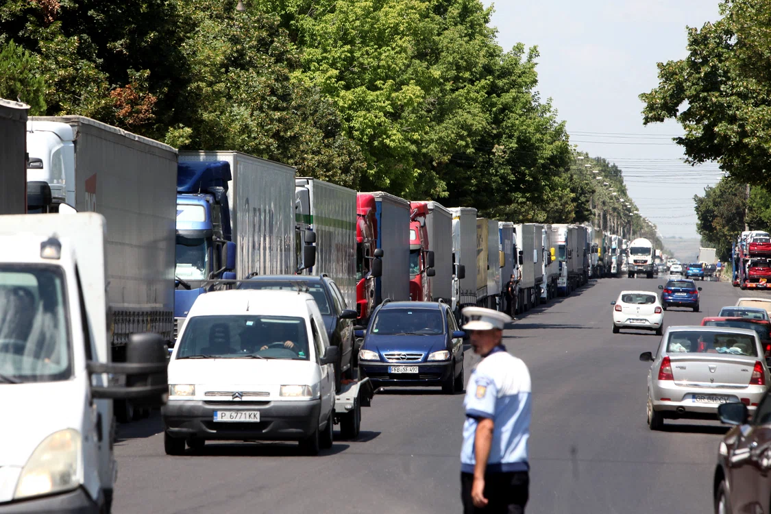 Pe DN 5 coada de camioane  se întinde pe 2 km