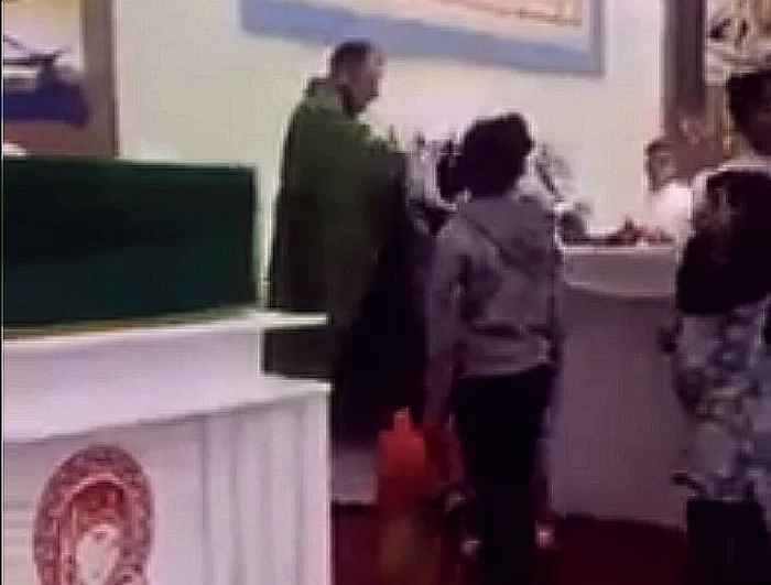 
    În imagini se vede cum preotul îi agresează fizic pe copiifoto: captură video  