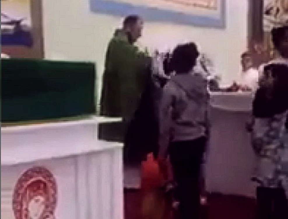 
    În imagini se vede cum preotul îi agresează fizic pe copiifoto: captură video  