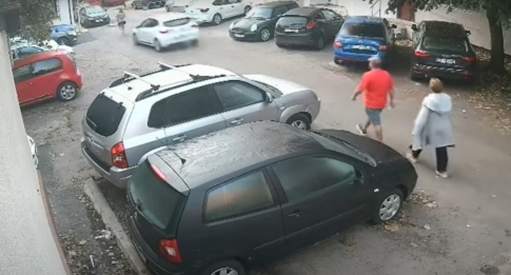 Momentul în care un bărbat a lovit intenționat cu mașina pe fosta sa concubină. Șoferul a fost reținut