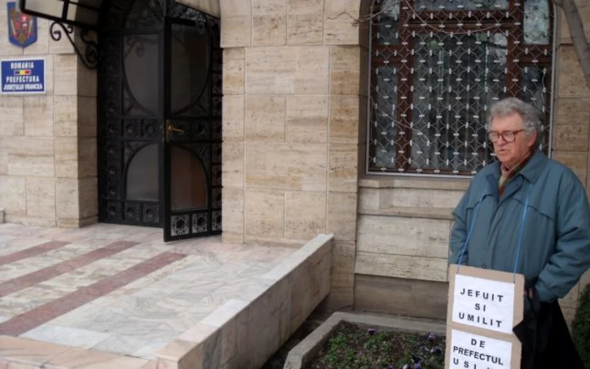 Iorgu Matei protestează în faţa Prefecturii de pe data de 1 aprilie