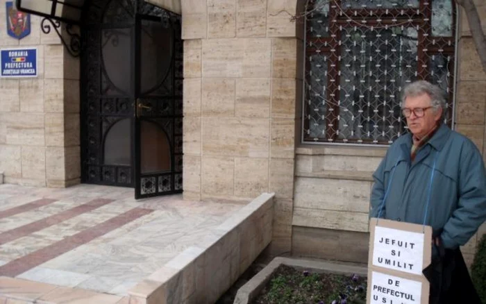 Iorgu Matei protestează în faţa Prefecturii de pe data de 1 aprilie
