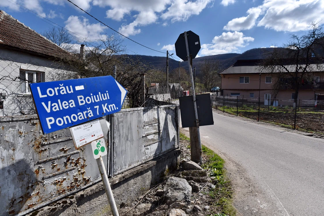 Iubită de amatorii de drumeţii, Valea Boiului este o adunătură kitchioasă de construcţii ilegale.