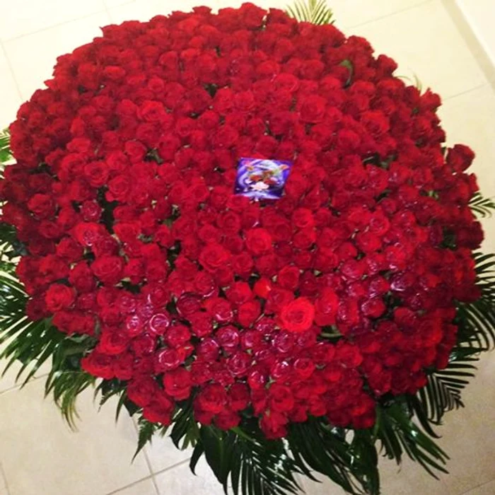 Ramona a primit un buchet uriaş de trandafiri roşiiSursă foto: arhivă personală