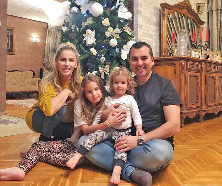 
    Andreea Bănică, alături  de cei doi copii, dar  şi de Lucian, soţul ei   