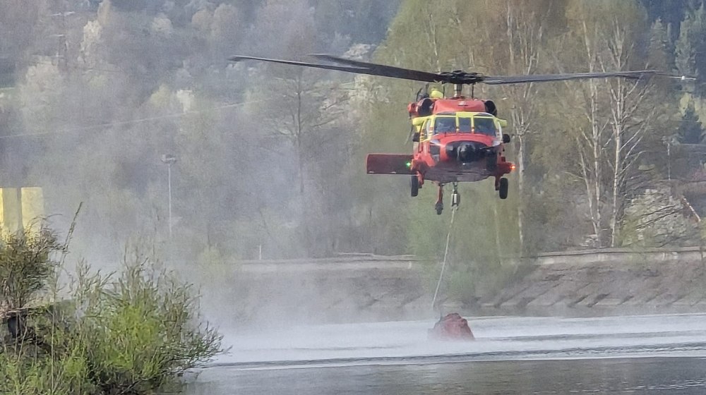 Incendiul devastator de la Cetăţeni s-a extins pe 24 de hectare. Pompierii au fost transportaţi cu elicopterul Black Hawk în zonele inaccesibile