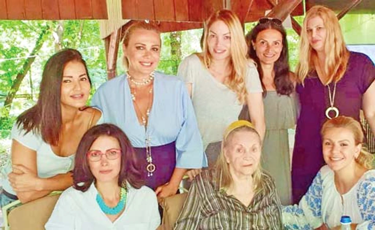 
    Zina a jucat în  filmul  ”Tată de duminică”  