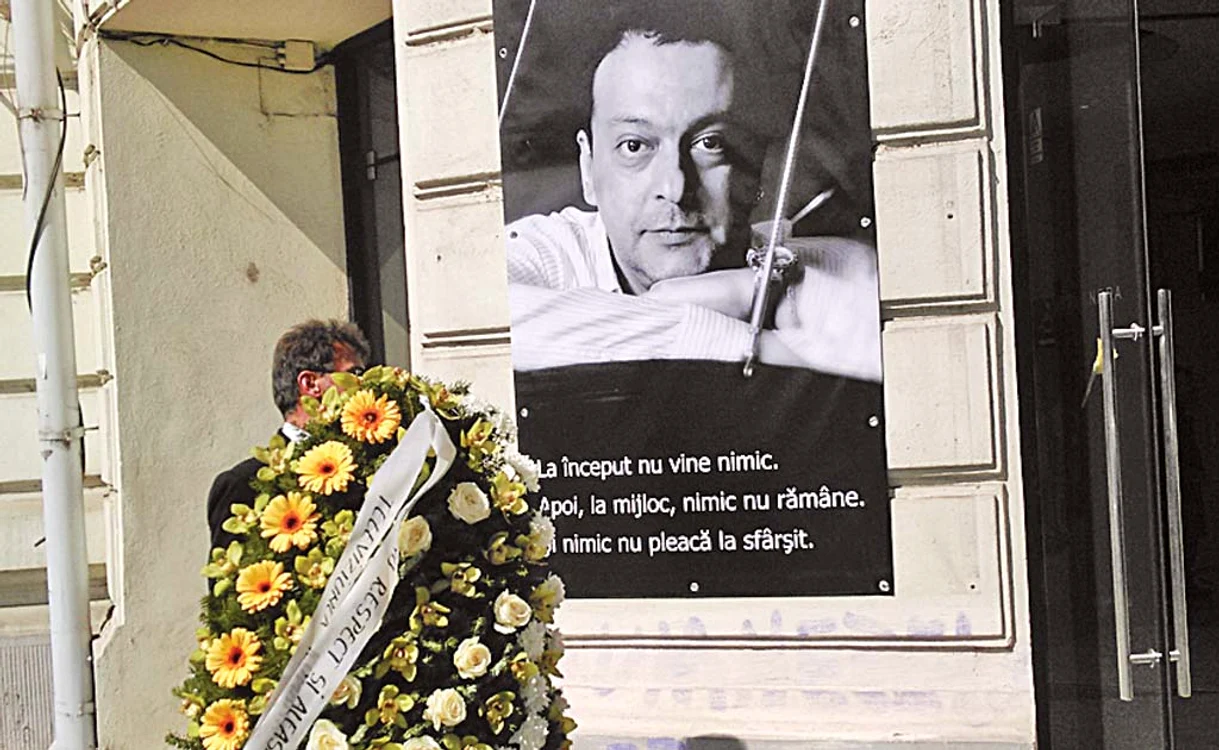 Zeci de coroane de flori au fost aduse la Teatrul Bulandra