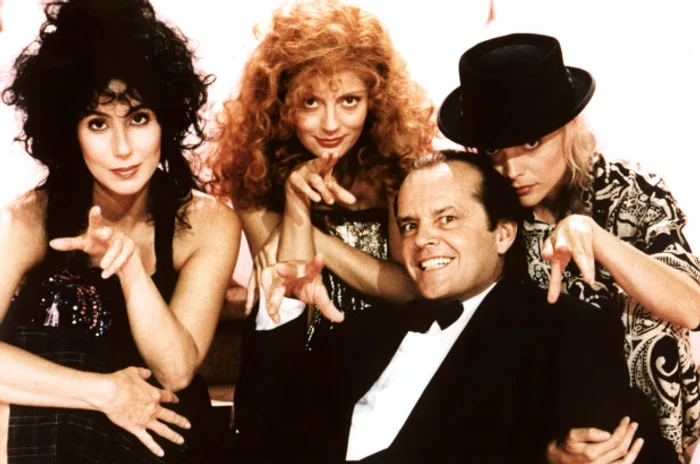 
    ”Vrăjitoarele din Eastwick” (1987) cu o distribuție colosală: Cher, Susan Sarandon, Michelle Pfeiffer și Jack Nicholson  