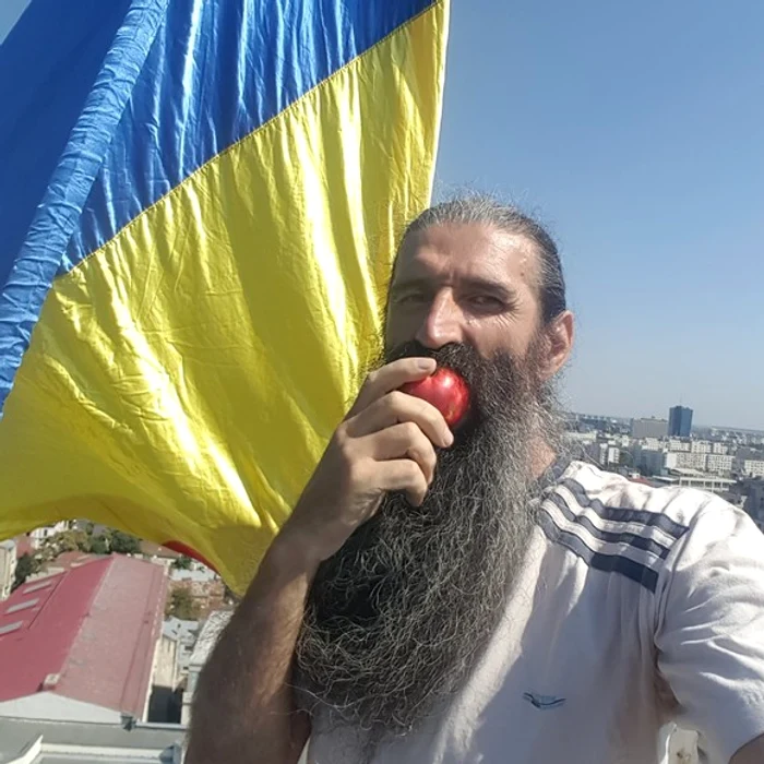 Cezar Avramuță, cunoscut ca ”Omul cu tricolorul”, a stat 9 ore urcat pe macaraua de la ASE