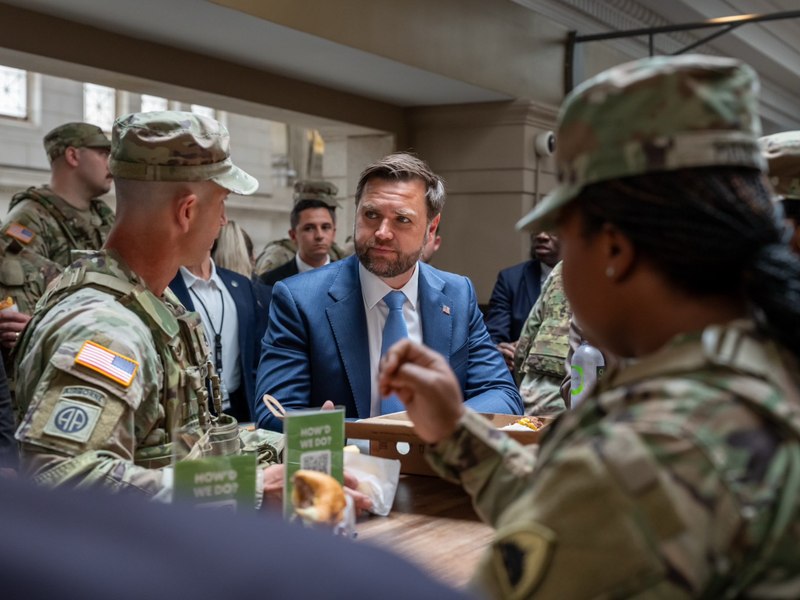 JD Vance, huiduit în gara din Washington unde e desfășurată Garda Națională: „Din DC în Palestina, ocupația este o crimă”