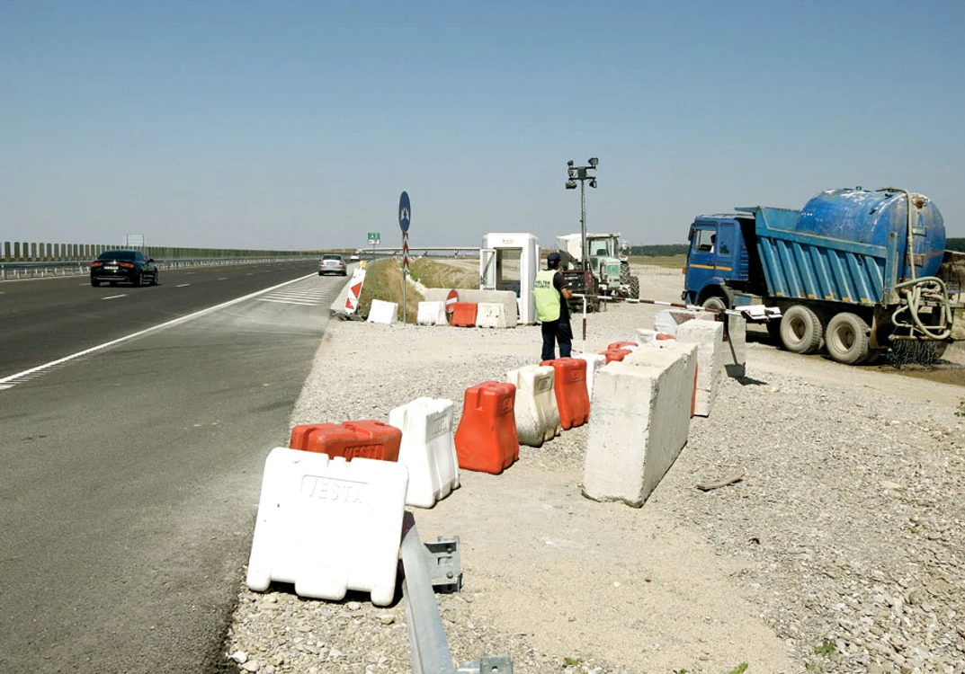 
    Km 17. La ieşirea spre Ştefăneşti nu lucrează nimeni. Un paznic are grijă de maşinile constructorilor  
