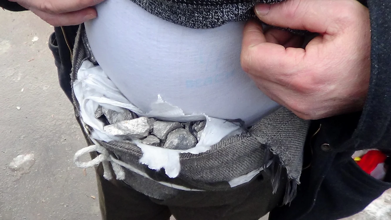 Sub paltonul oţelarului agenţii de pază au găsit niobiu. Foto: Costin Barbu
