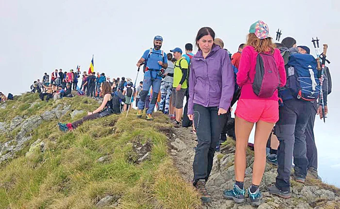 Cu atâția turiști pe metru pătrat, coronavirusul ar ajunge chiar și pe vârf de munte