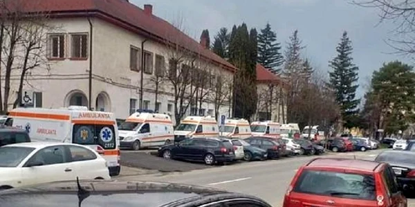 Coloană de ambulanţa la poarta unui spital din Braşov FOTO Facebook/Vlad Voiculescu