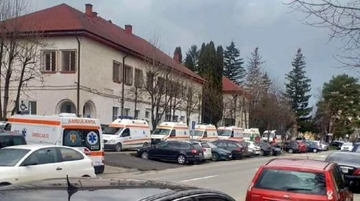 Coloană de ambulanţa la poarta unui spital din Braşov FOTO Facebook/Vlad Voiculescu