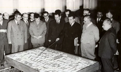 Gheorghe Gheorghiu-Dej și Nicolae Ceaușescu,  în vizită de lucru la Pitești (© „Fototeca online a comunismului românesc”, cota: 1/1961)