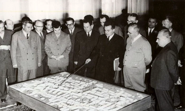 Gheorghe Gheorghiu-Dej și Nicolae Ceaușescu,  în vizită de lucru la Pitești (© „Fototeca online a comunismului românesc”, cota: 1/1961)