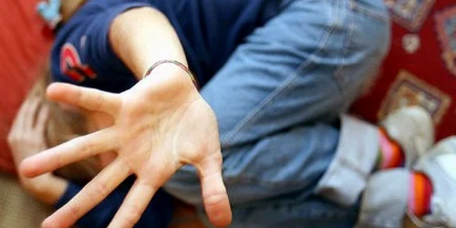 Minora a fost agresată de pedofil de mai multe ori