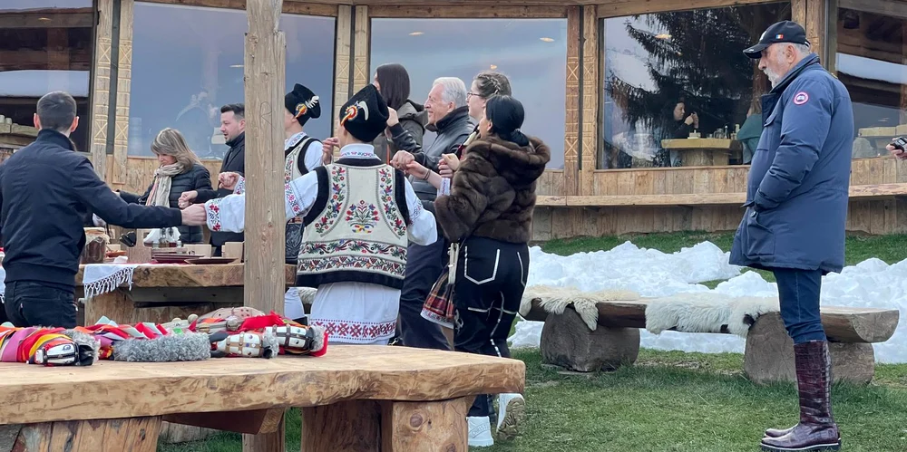 Ion Țiriac, privind zbănțuiala italianului și a soției sale. Foto Romania TV